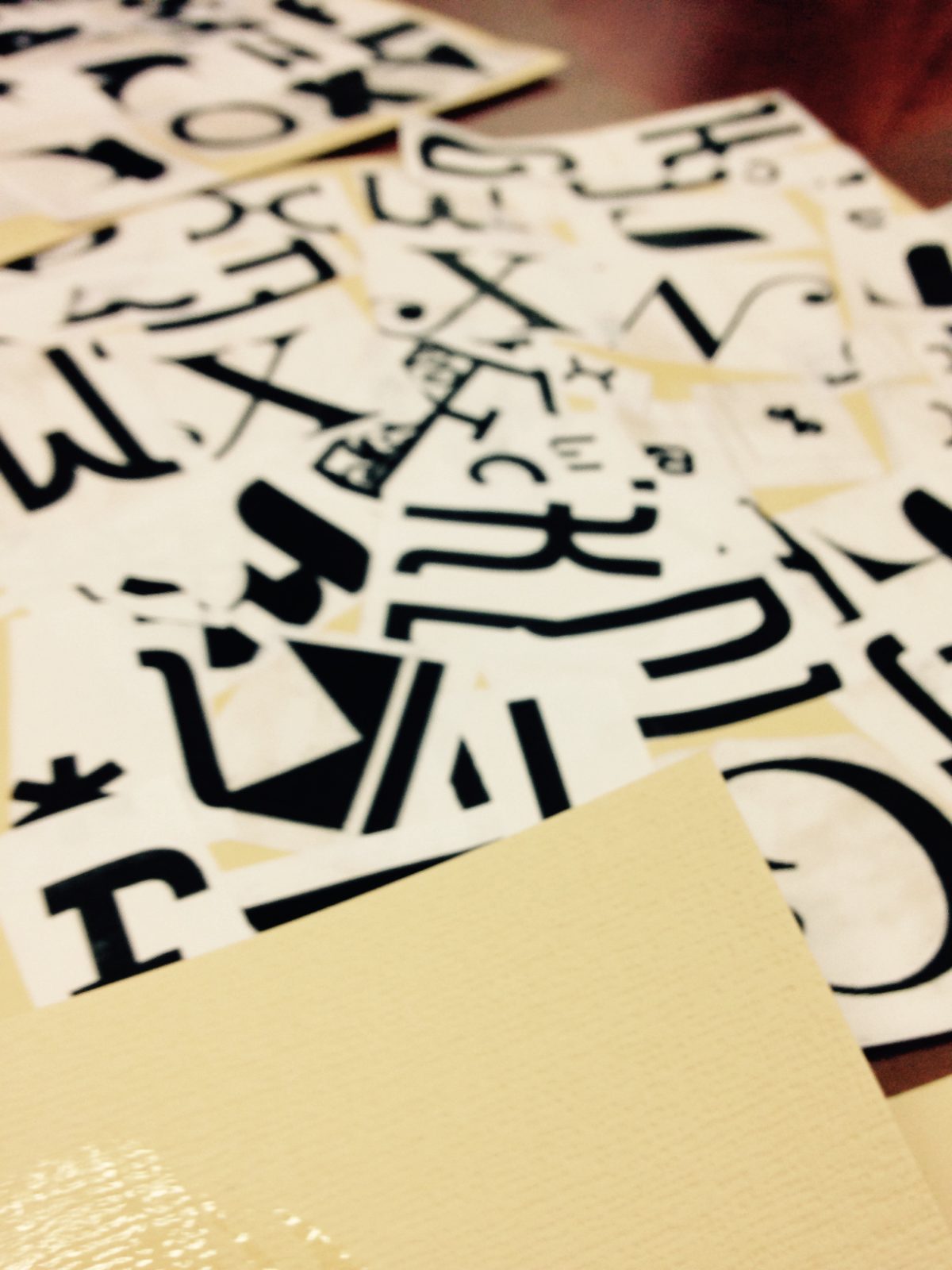 Letras em preto sobre papel
