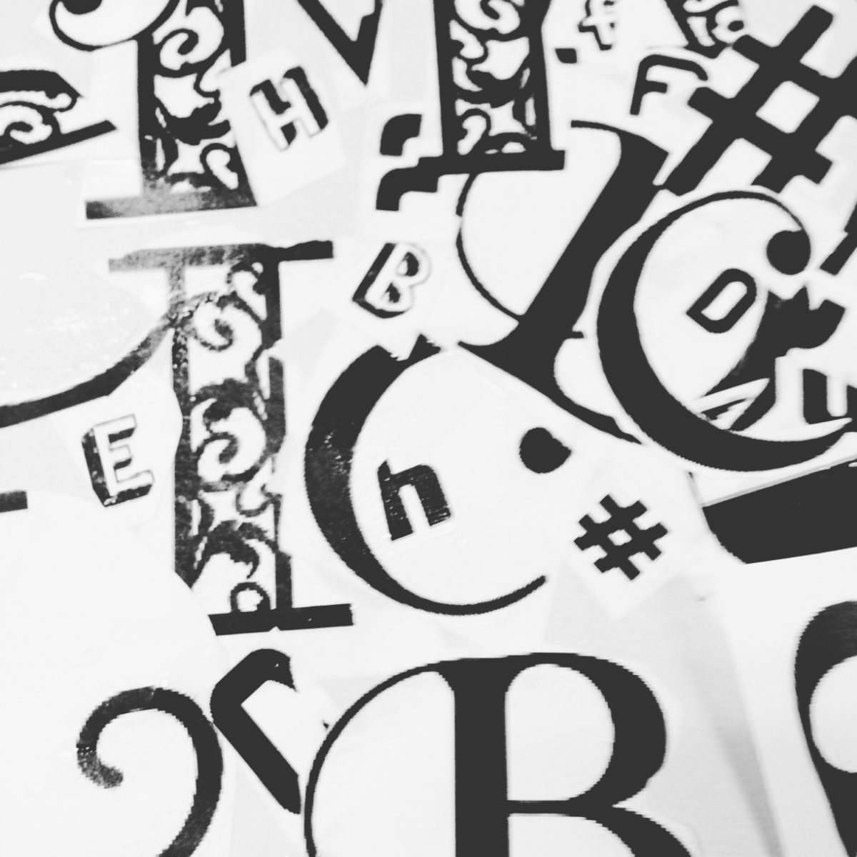 Composição de letras recortadas