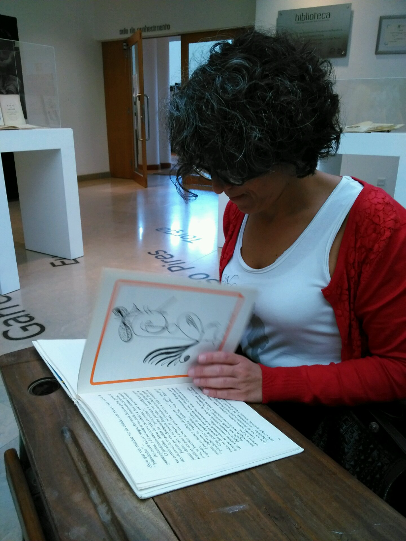 Leitura de livro de artista em biblioteca
