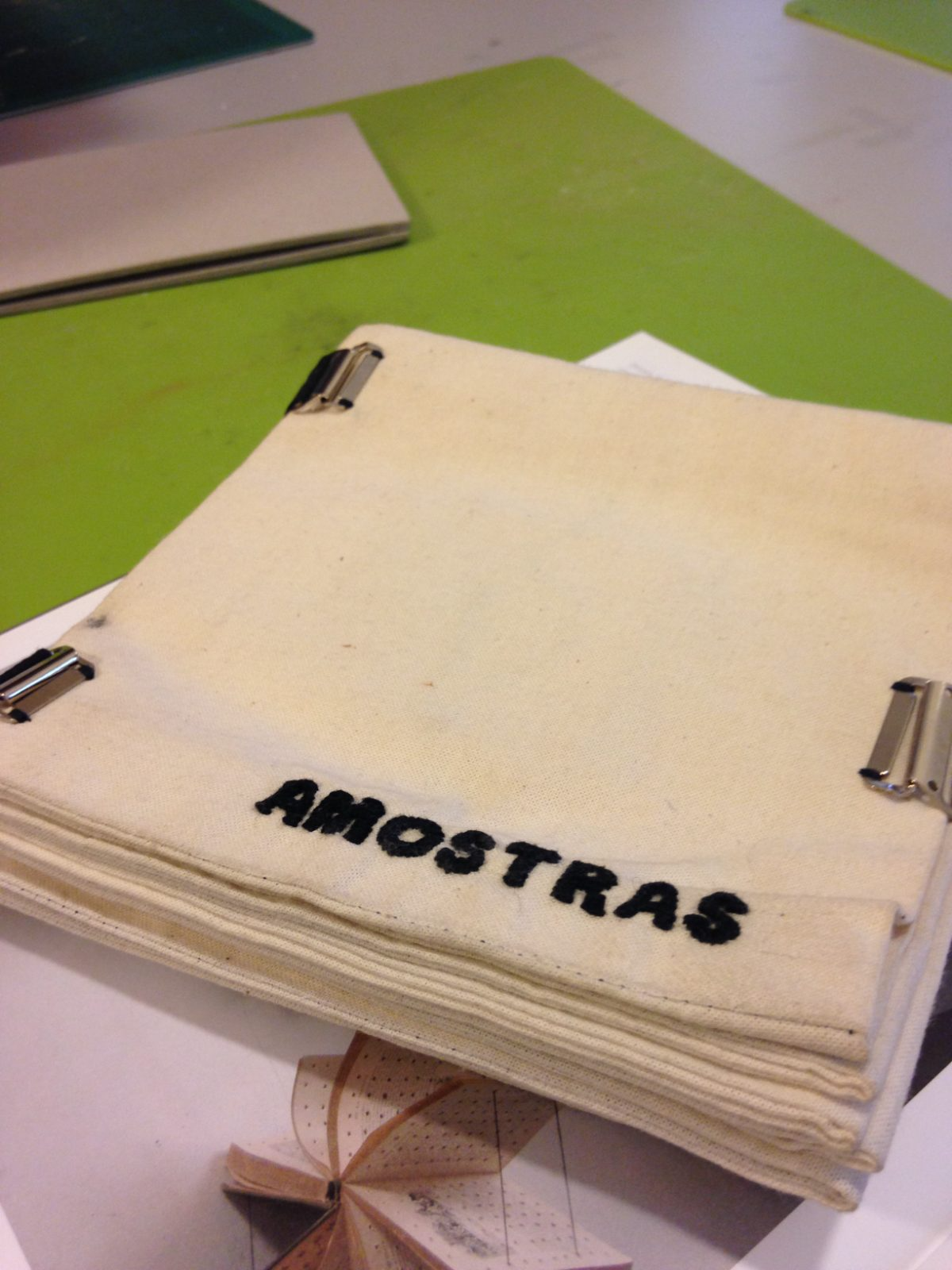 Capa de livro com a palavra Amostras