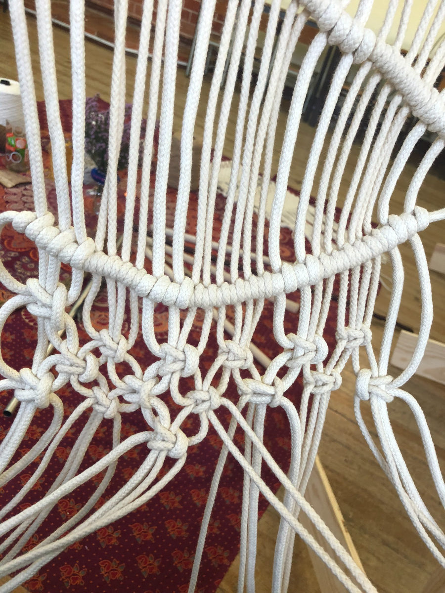 Detalhe de nós de macramé em corda de algodão