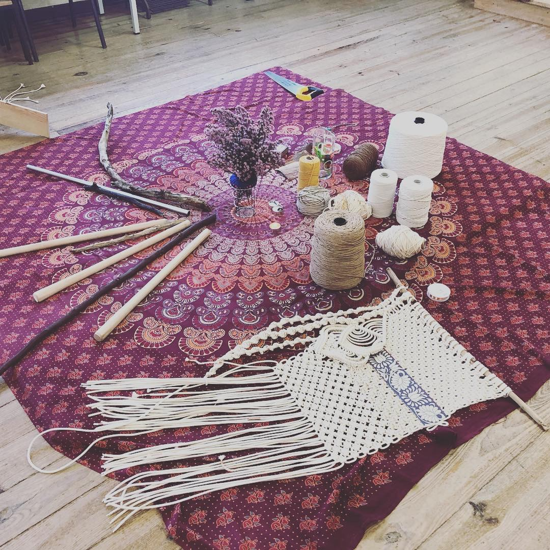 Materiais de macramé dispostos no chão