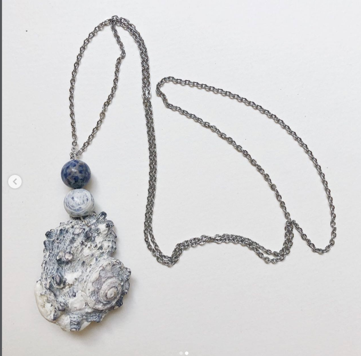 Colar com pendente de concha e contas de pedra azul